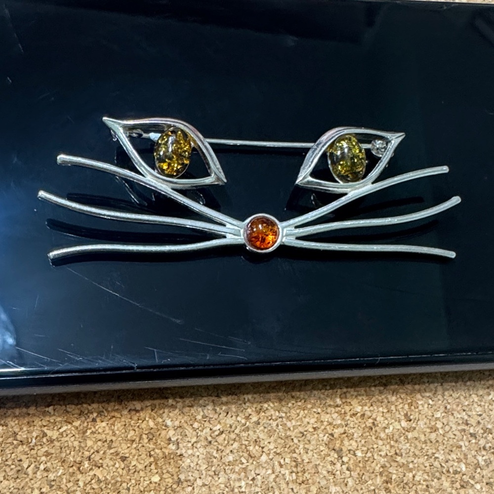Silver Cat Face Brooch with Gemstone Accents.       925